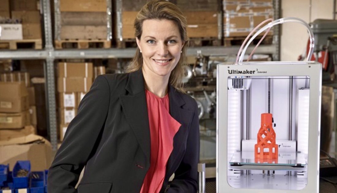 Tidig 3D-skrivare av bordsmodell hos Th&uuml;rmer Tools med en utskriven del i byggkammaren